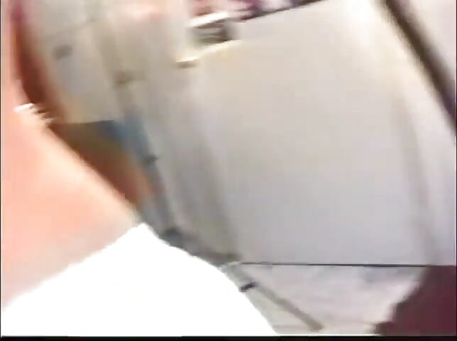 Perbudakan tamparan mungil seksi pakai masker