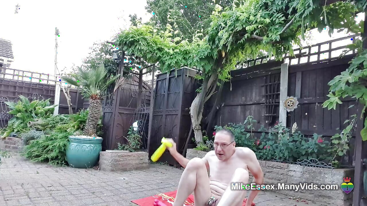 Consolador anal al aire libre divertido mientras está encerrado en castidad con Mike Essex