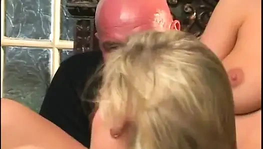 Semua lubang pelacur seksi rambut pirang ini dientot habis-habisan di atas meja