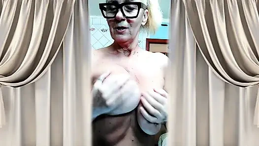 Горячая домохозяйка Лукерия на кухне после душа