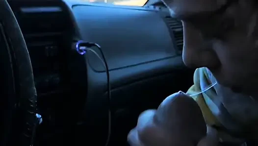 Versaute teen-ex-freundin nimmt dicken schwanz im auto tief in den hals!