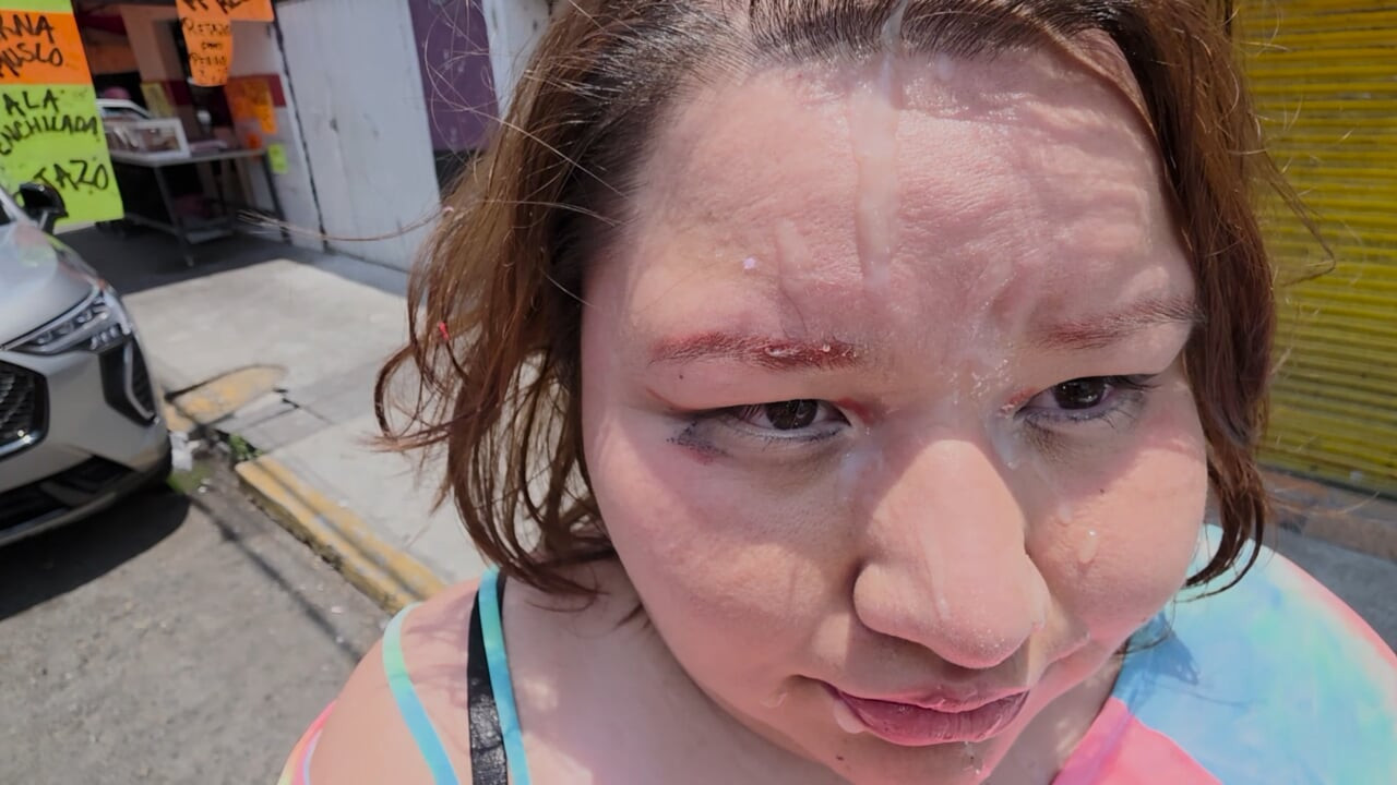 Făcând plimbare cu spermă cu multă spermă groasă pe față, prin oraș cu mulți oameni care mă urmăresc, este ceea ce îmi doresc întotdeauna