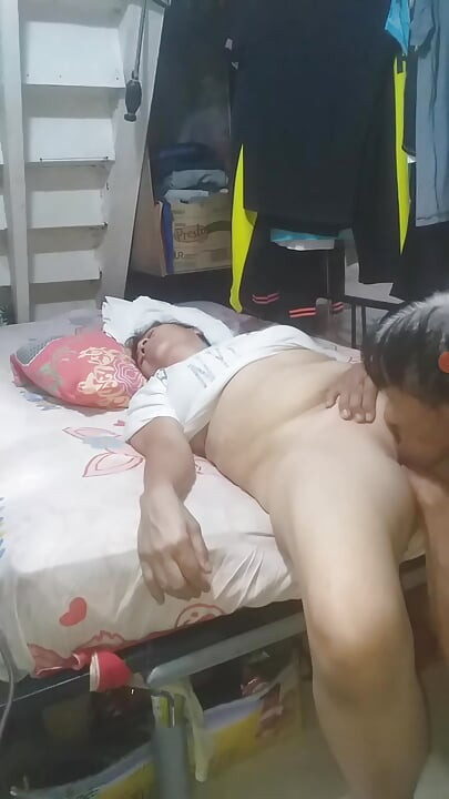 彼女は私が最高の女食好きだと知っています