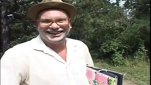 Genç Mariann açık Havada Azgın Dedeyi Işiyor Ve Sikiyor