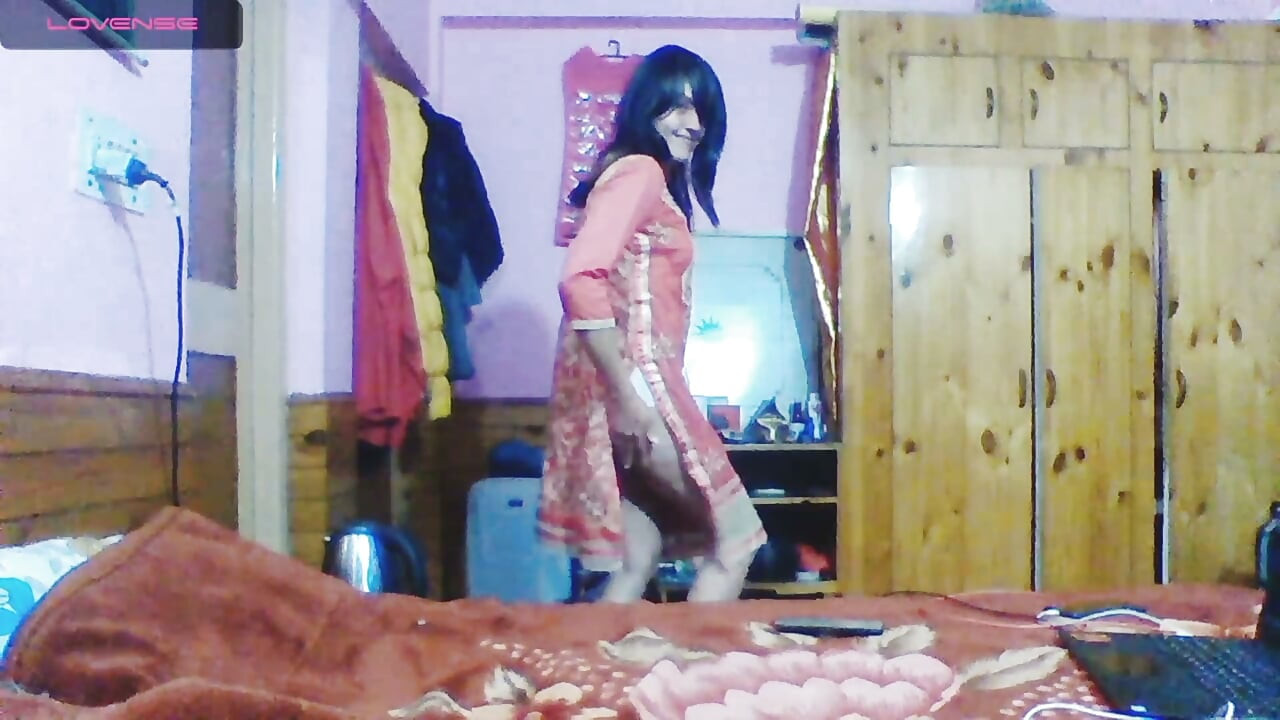 Cewek imut di tempat tidur ngasih blowjob ke cowok kesayangannya