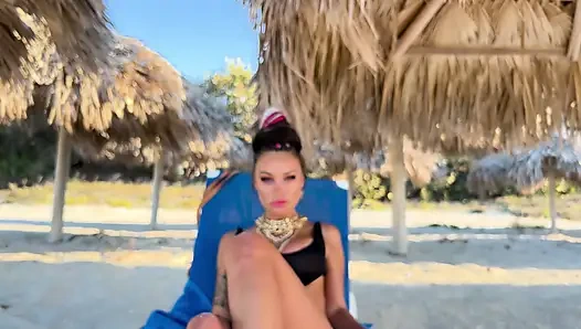 Соло мастурбация Моника Фокс со сквиртом и пролапсом на пляже