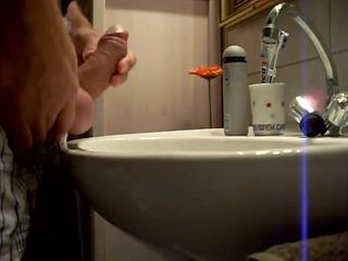 Mi masturbo nel mio bagno