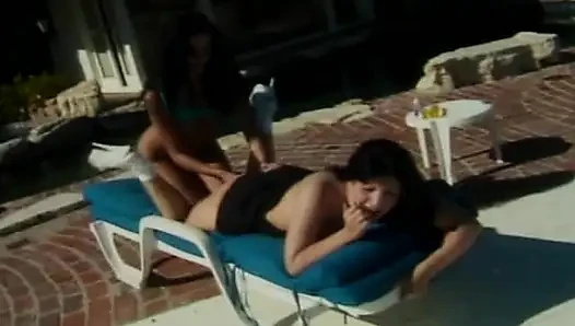 Perfekte lesben-schätzchen, die spaß am pool haben