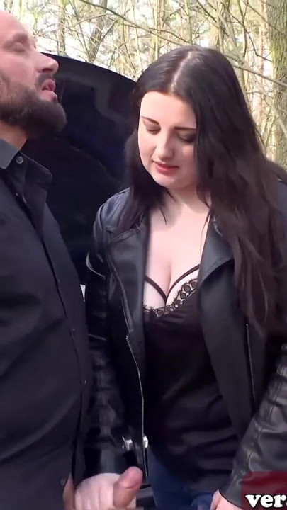 德国人有车故障，并在森林里用口交支付修理工的费用 | 短片 1