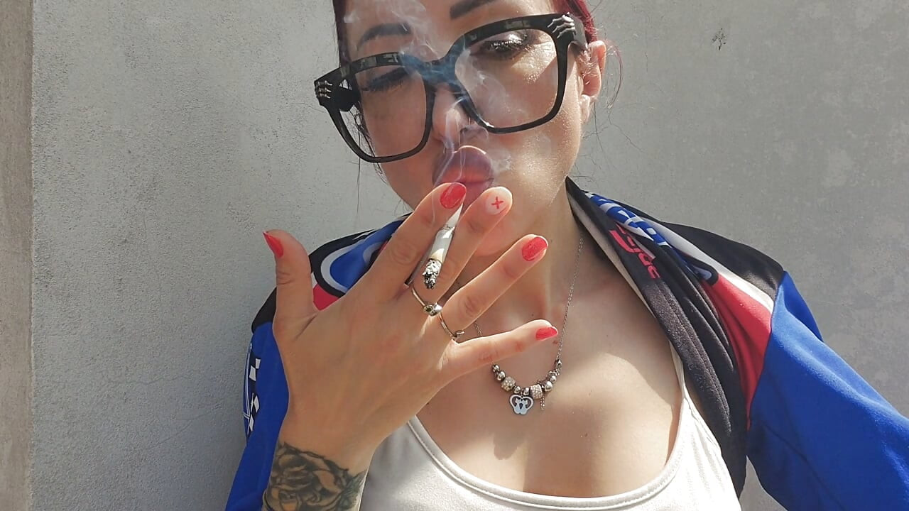 a new relaxing break with smoking and the beautiful Lavinia