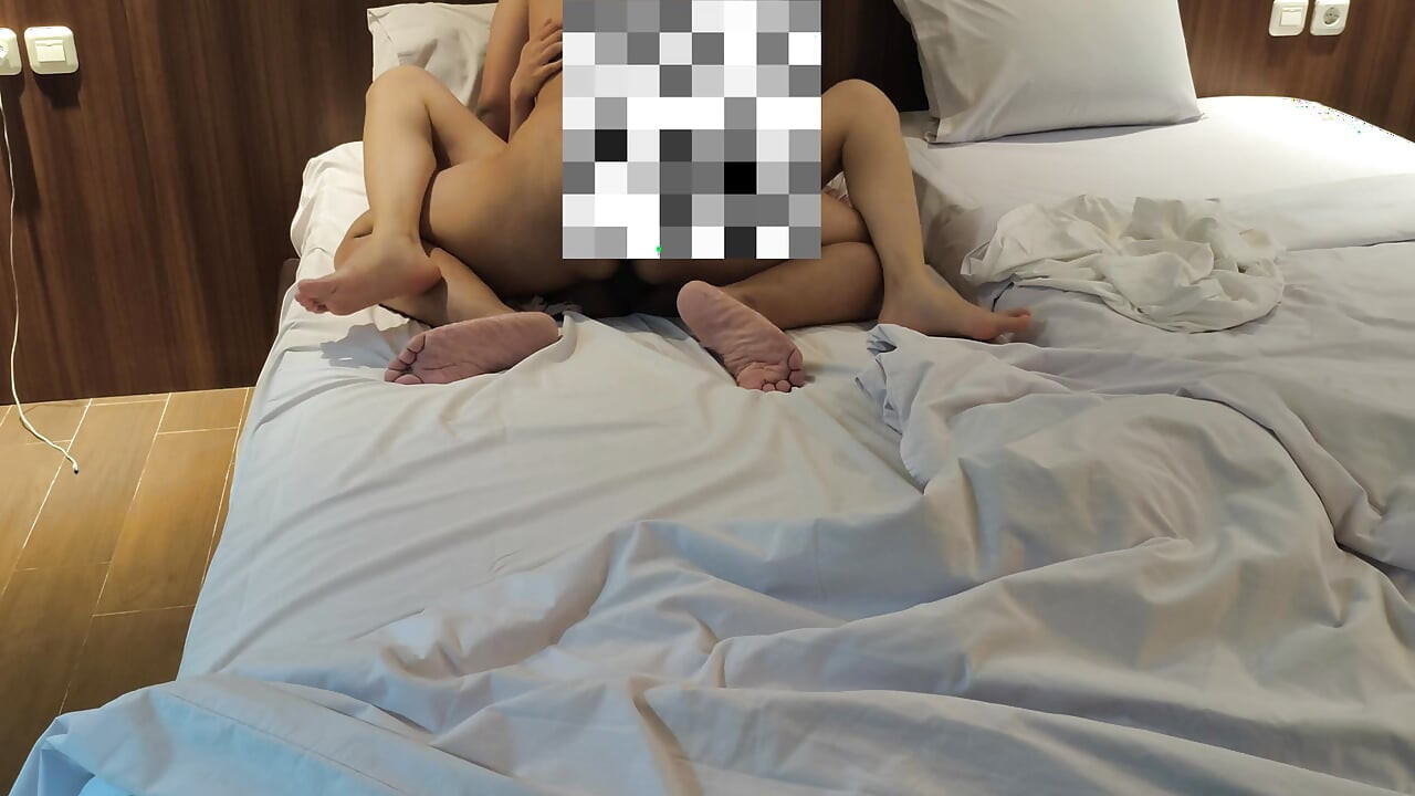 夫が妻のセックスを見守る