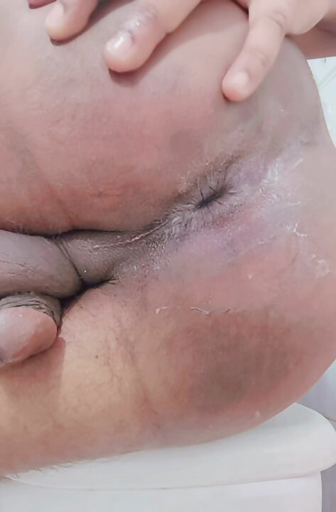Băiat homosexual sexy care se joacă cu curul