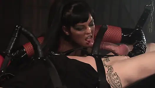 Tante dominan lagi asik mainin kontol pelayan seksnya yang diantai