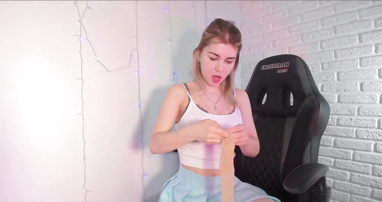 A Coworker Masturbates in Her Pantyhose