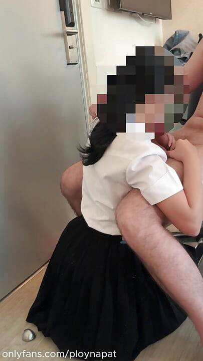 Симпатичную тайскую студентку в униформе трахает большой белый хуй после школы