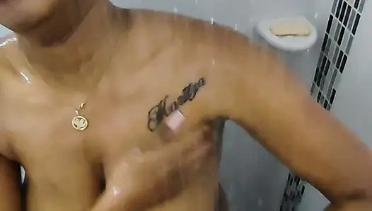 Красивая брюнетка принимает душ после того, как ее киску заполнили молоком