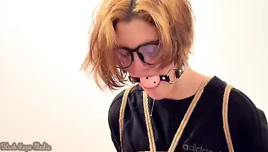 Мириам Привязана К Стулу, С Кляпом Во Рту И Пускает Слюни