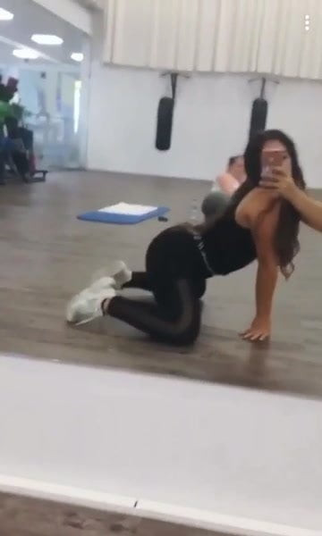 Ebru Twerkt