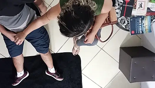 Seks tak terduga di ruang tunggu sama orang asing.