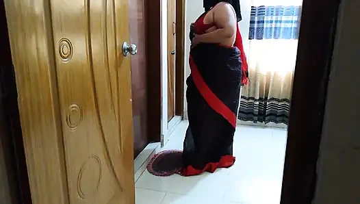 Wanita semok asia 35 tahun dengan kain sosis diikat di depan pintu dan dientot sama tetangganya sendiri