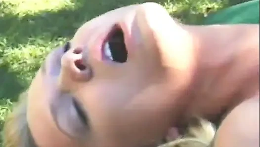 Junge blondine öffnet ihre beine weit, um draußen einen dicken schwanz in ihre muschi zu bekommen