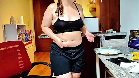 Nicole'ün burger göbek doldurma seansı