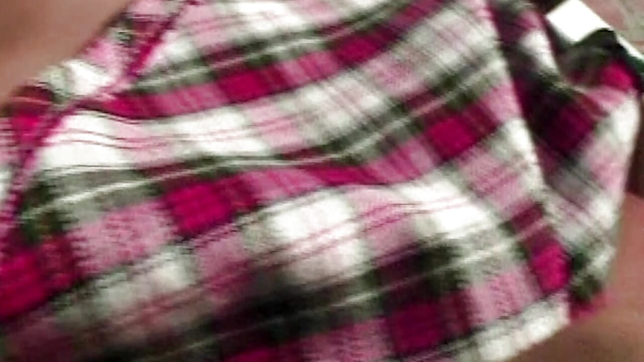 Blonde Schönheit masturbiert im Freien