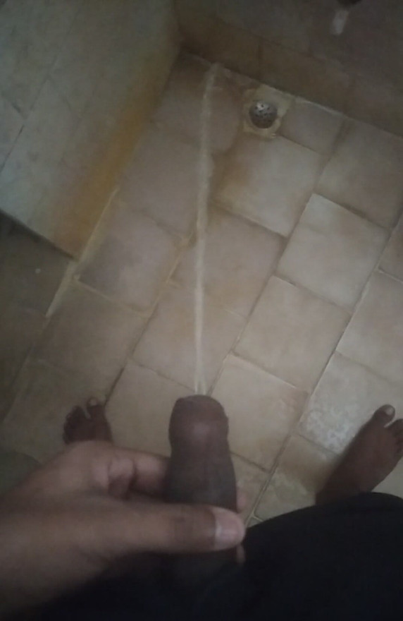 Hot desi boy peeing with big black cock.
