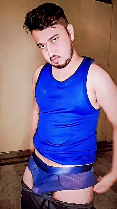chaddi ke lund ka paani nikal gya