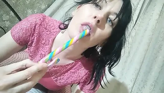 Cewek sange ini lagi asik nyepong lolipop dan masukin ke dalam memek berbulunya ginnagg