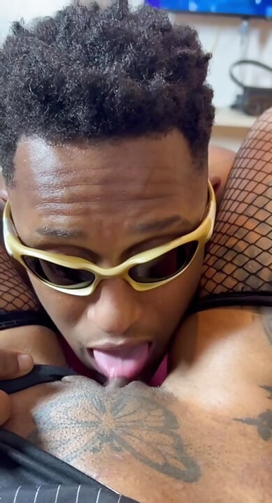 나는 그가 나를 방문할 때마다 흑인 남자의 자지를 빨아