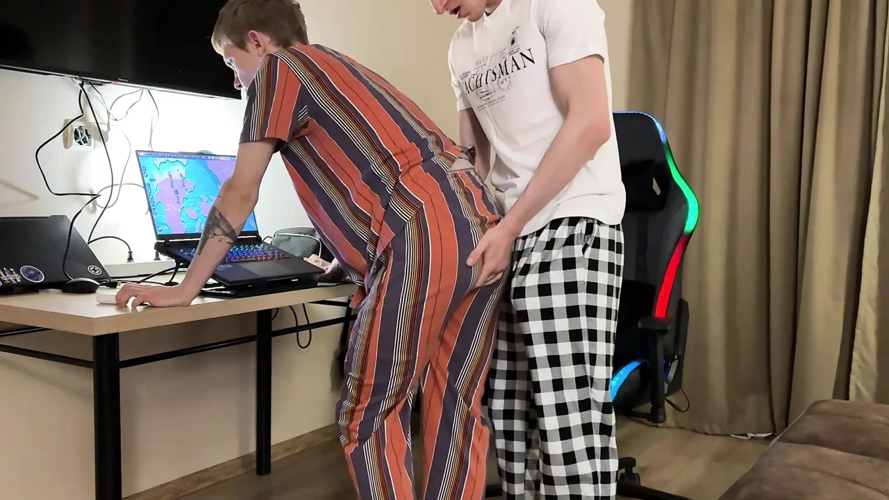 Distracted the Guy From the Game, Gave the Twink a Rimming, Fucked His Tight Asshole Part 1