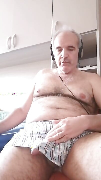 Masażuję penisa, spragniony pieszczot!