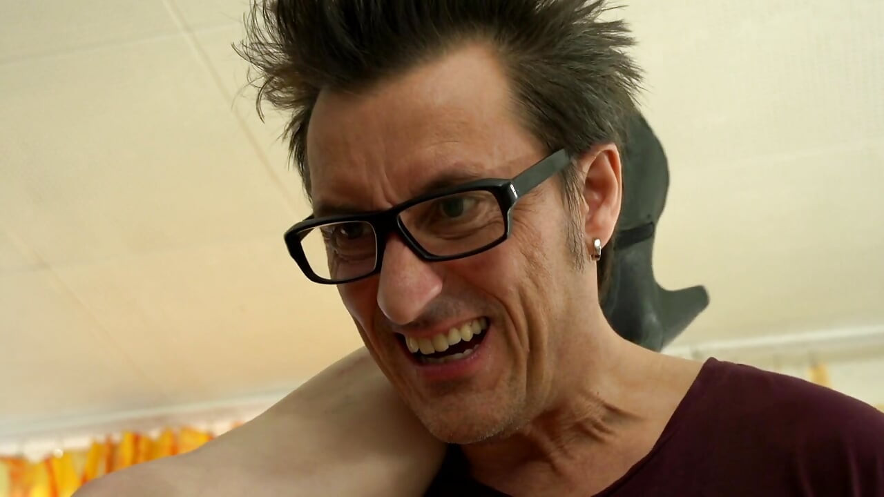 O gagică blondă suge adânc un bărbat mai în vârstă în baie, dar celălalt o ia pentru un futai foarte bun la birou