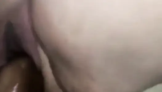 Yumruk sokma Polonyalı iri güzel kadın yoğun inleyerek fışkırtarak orgazm oluyor