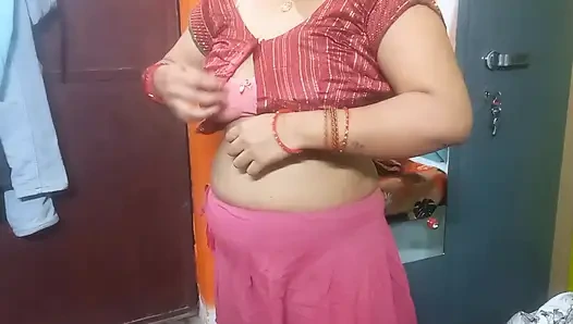 Очень красивая индийская бхабхи в красной сари