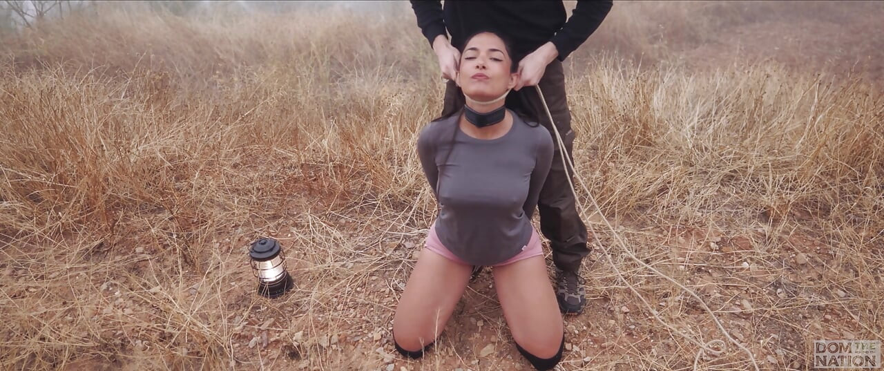 La hermosa diosa española es castigada y atada por un juego de meadas por un olivar