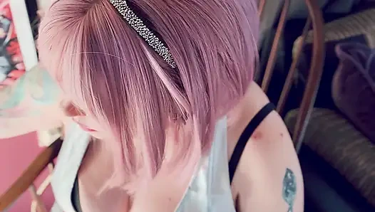 Barbarella Haraç! Tina Snua diz yüksek çizmeler ve eldivenler de dahil olmak üzere gümüş giyinmiş 2 sigara bahşişi içiyor