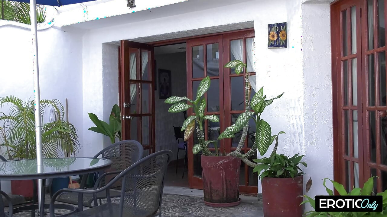 holide flart ve har jagah bakvaas karte hain
