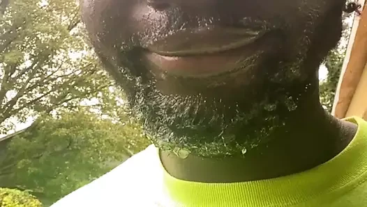 Dışarıda özensiz tükürme dağınık video...