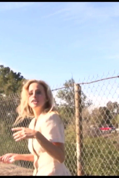 O mamă sexy blondă uimitoare i-a făcut o plimbare acasă și vrea și ea una