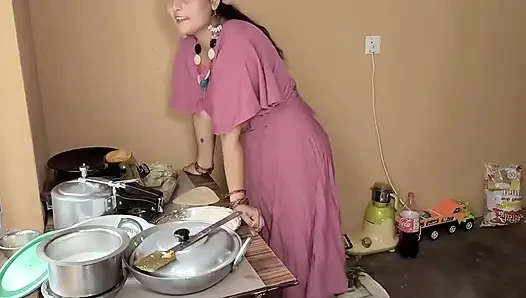 Wanita hot ini nyepong kontol sambil meringis keenakan di dapur