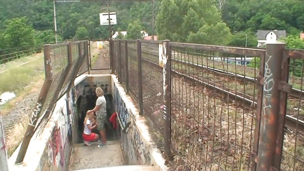 Καυτή ξανθιά μετά βίας γαμήθηκε σε εξωτερικό χώρο!