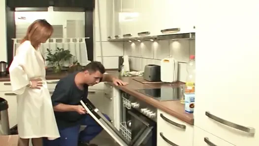 Pembantu jerman dengan stoking seksi lagi asik ngentot kontol di dapur