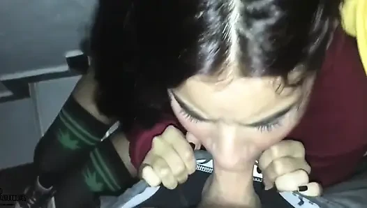 Adik tiriku yang cantik nyepong kontolku setelah pulang dari pesta.