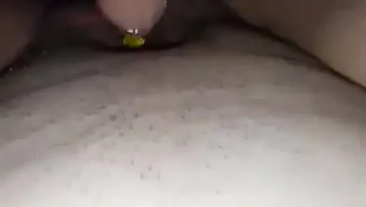 Fick meine muschi mit einem dildo, während ich einen plug habe