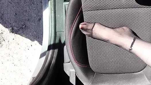Füße Von Nylonjunge in Strumpfhose Im Auto