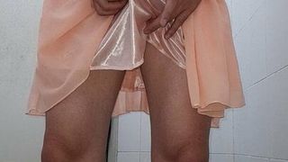 Mini vestido de chiffon com forro de seda fica bagunçado