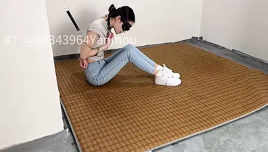 Memenjarakan gadis dengan celana jins ketat