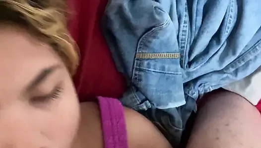Aldatılan adam çalışırken sevgilisi tarafından domine ediliyor